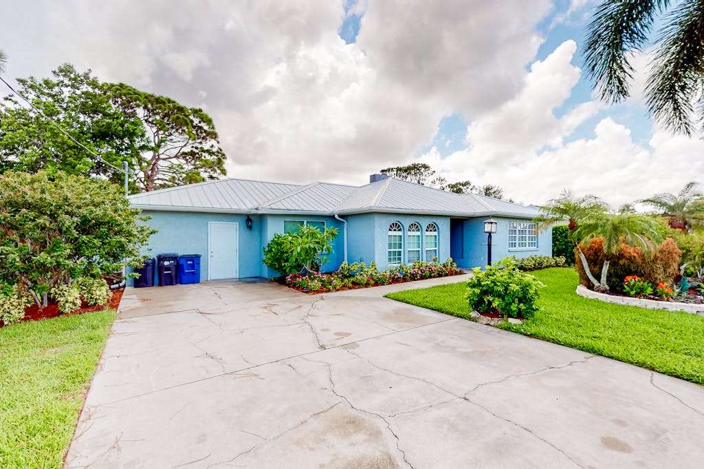 Fantastic waterfront escape with hot tub lanai boat lift WiFi & central AC