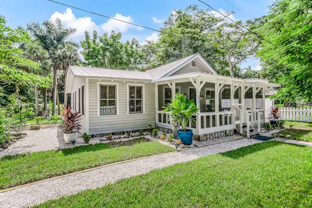 Snowbird friendly historical cottage with high speed WiFi & washer & dryer