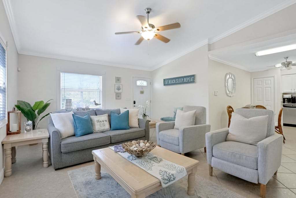 Charming getaway in prime location with fast WiFi washer & dryer & central AC