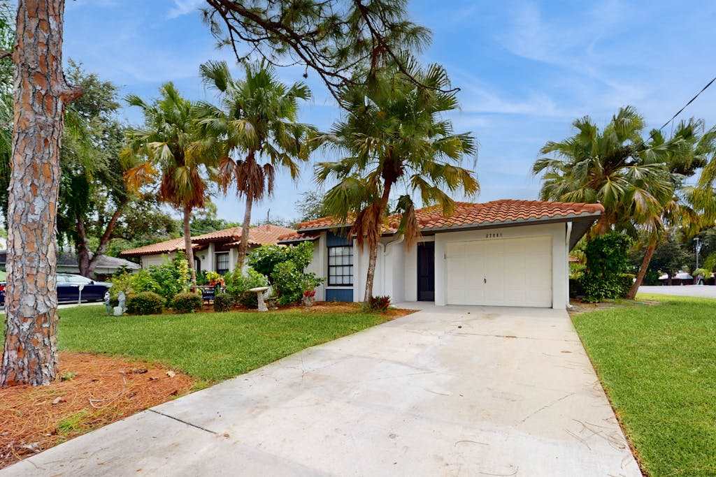 Charming home with screened in porch beach chairs WiFi & nearby nature parks