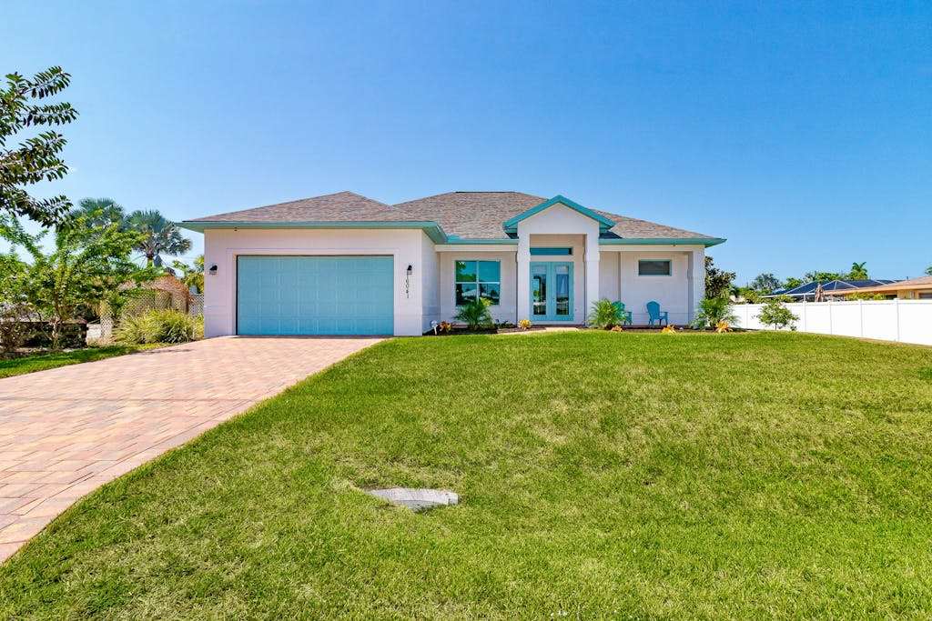Spacious dog friendly home with pool on waterway within minutes to the Gulf