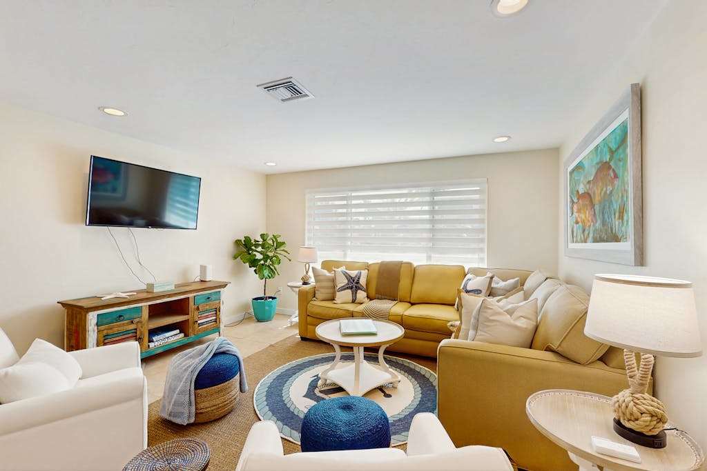 Charming home near the ocean with gas grill AC & Wifi