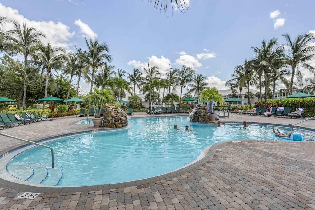 Spacious 2nd floor condo with lake & golf view - walk to restaurant tennis & pool