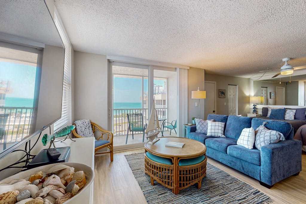 Dazzling condo with internet full kitchen & panoramic views
