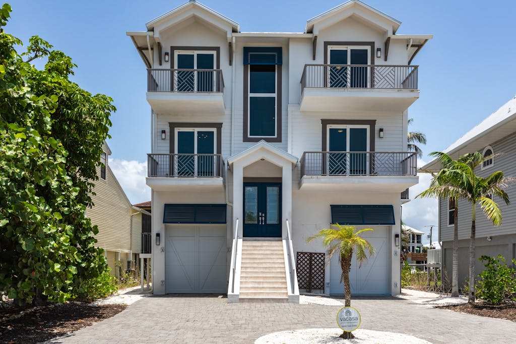 Immaculate home with in ground outdoor pool breezy private balcony & pool table