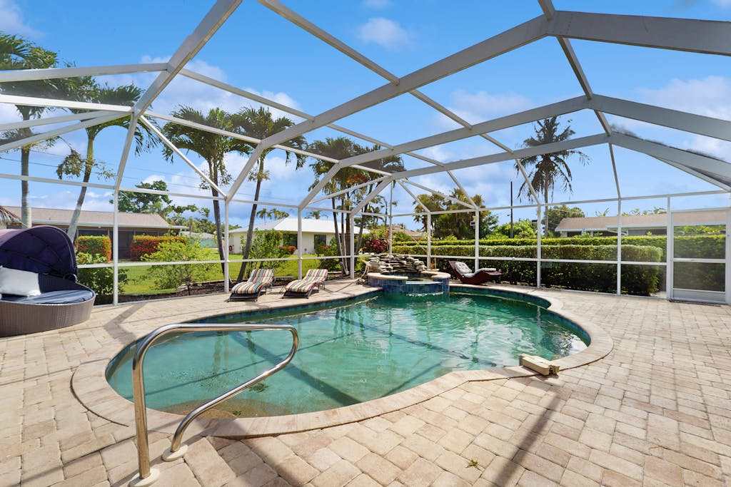 Cozy home with private pool lanai & washer & dryer pool & spa
