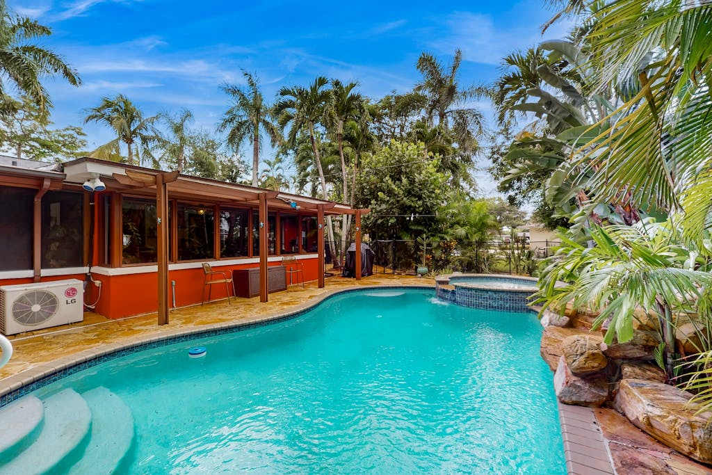 Bali inspired coastal home withprivate pool spa tiki room AC washer & dryer & Wifi