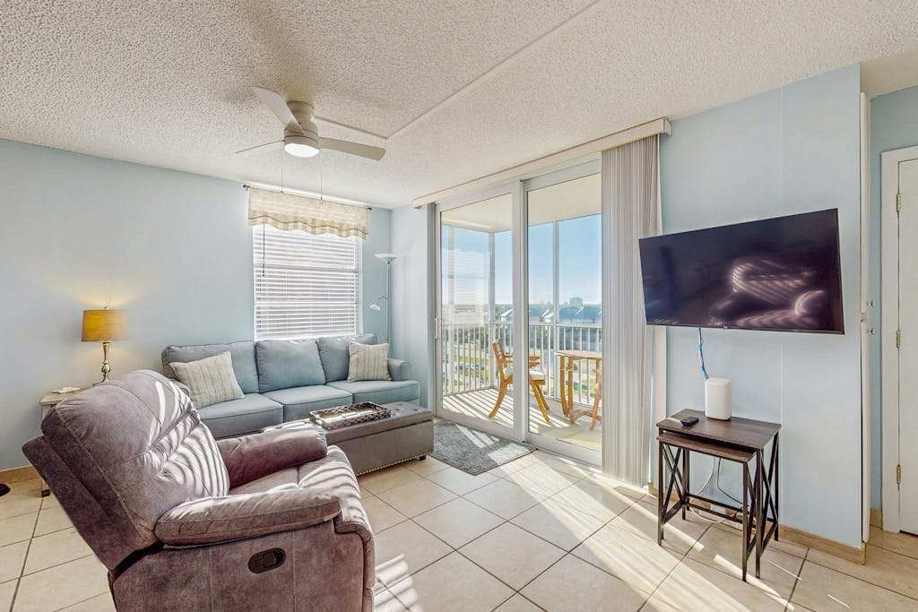 Gulf view studio with shared pool steps to the beach & internet