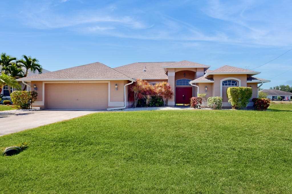 Snowbird friendly home with lanai private pool & canal access