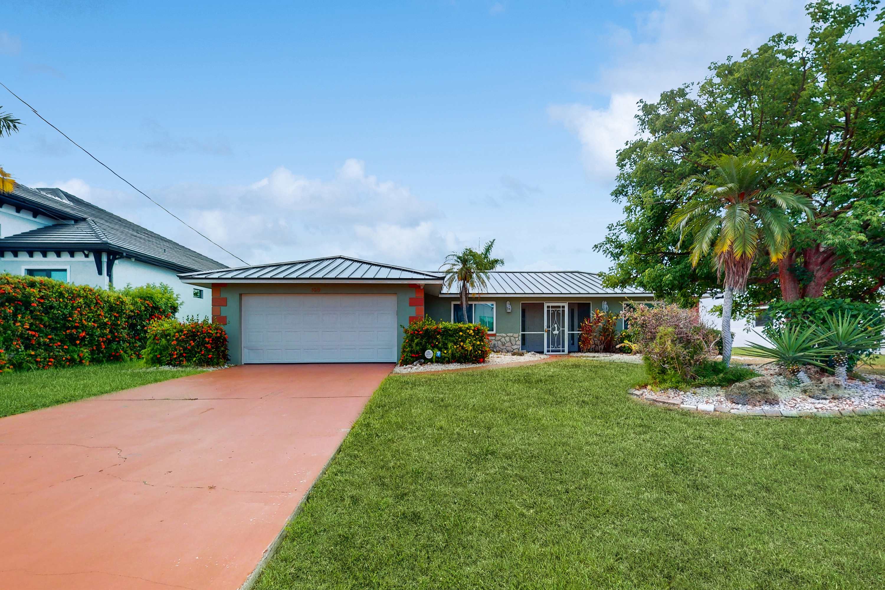 Canal Front Gem with Private Pool & Boat Dock Great Cape Coral Locale