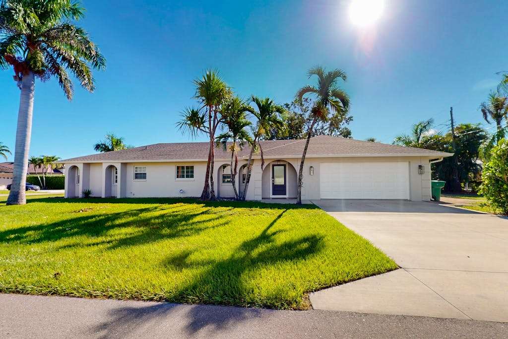 Dog friendly home with gas grill outdoor dining area & internet
