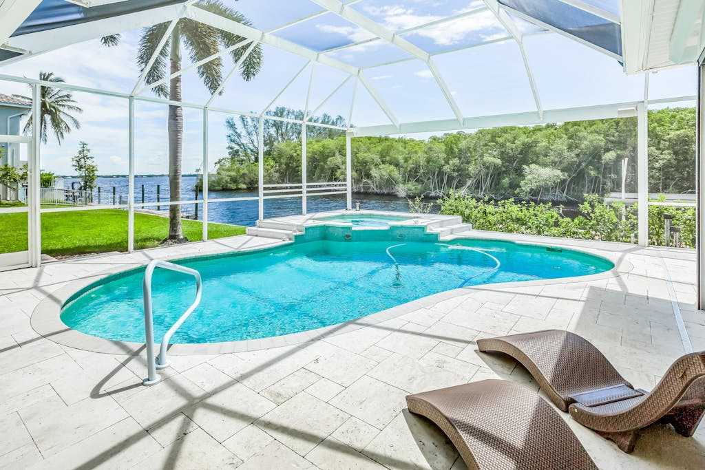 Waterfront Haven with a Private Pool Pool Spa Fast WiFi & Full Kitchen