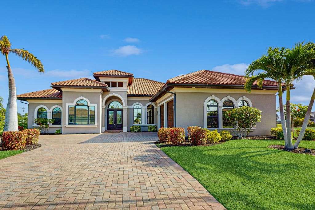 Dog friendly home on the canal with AC & pool with spa snowbird friendly