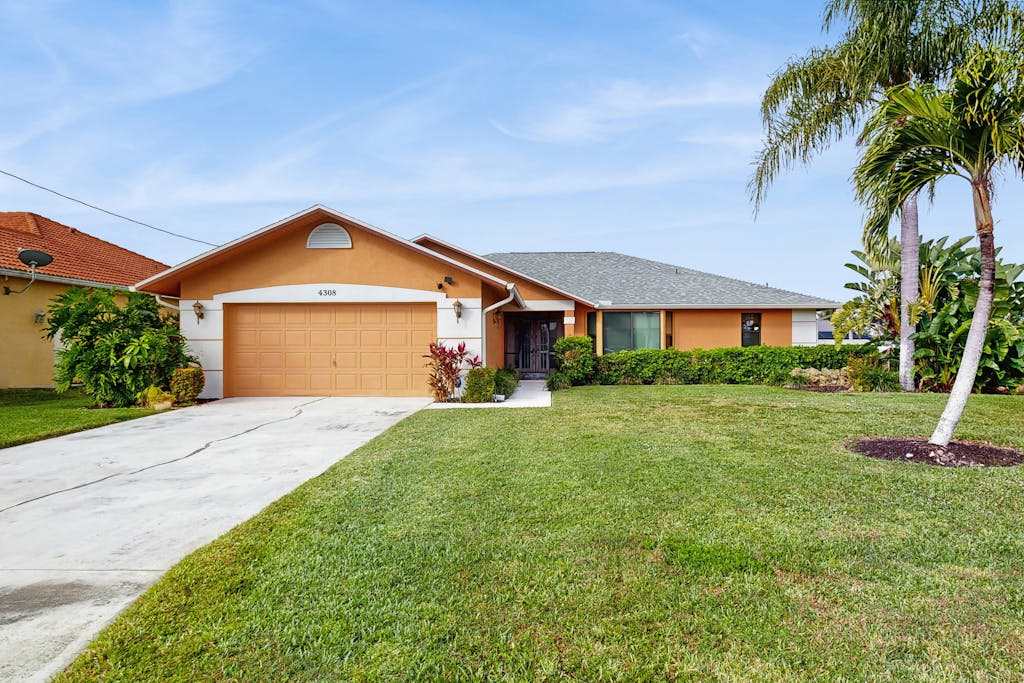 Canalfront Home with WiFi Private Pool & Dock with Gulf & River Access Dogs OK