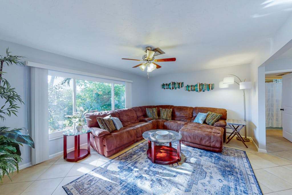 Ultra Private Hideaway with Family Friendly Pool Lanai Fenced Yard WiFi & AC