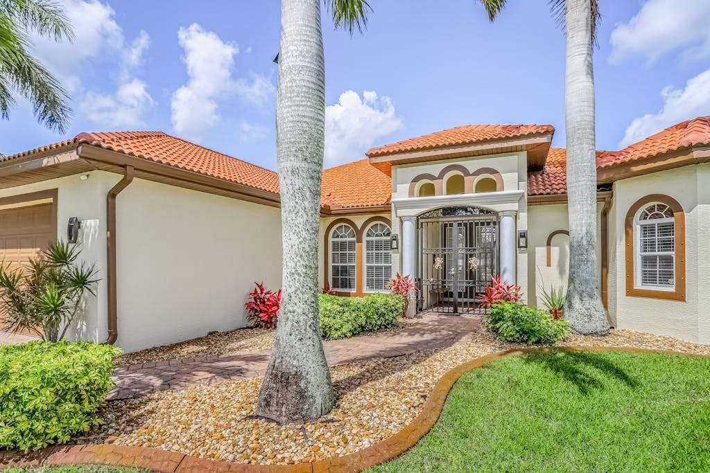 Wonderful cape home with private pool furnished lanai gas grill & WiFi
