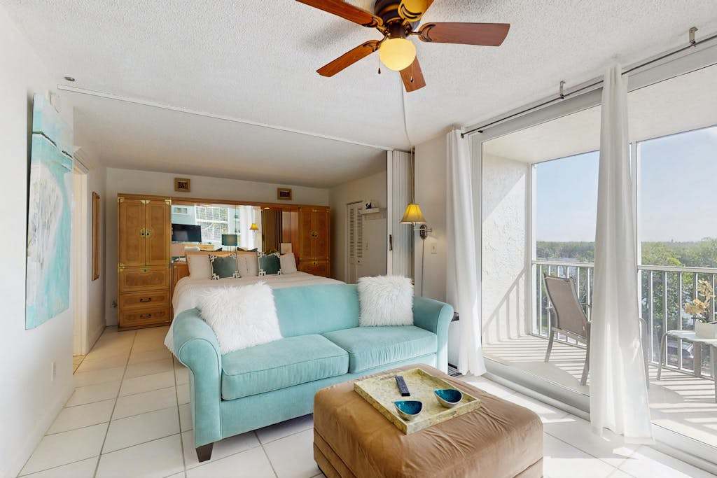 Coastal studio with water views shared pool & internet