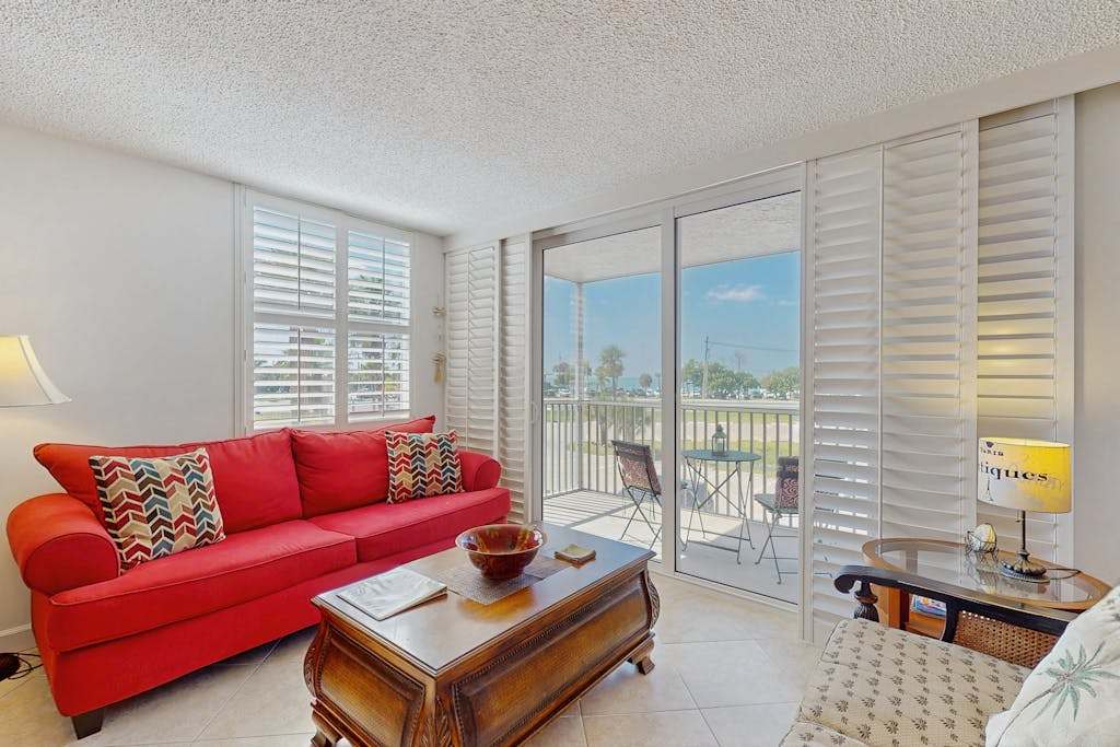 Cozy studio with shared pool panoramic views & internet