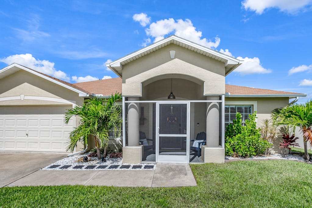 Private home with heated pool screened lanai grill sun deck & yard games