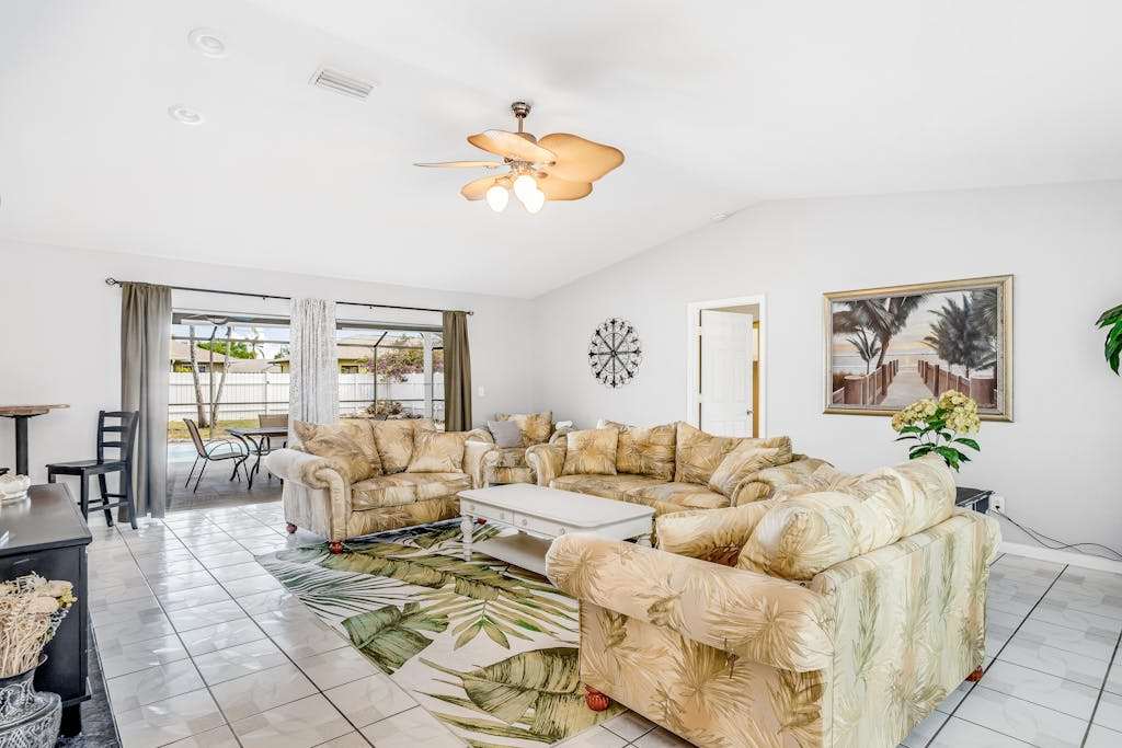 Snowbird friendly home with enclosed yard pool patio AC & WiFi 2 dogs OK