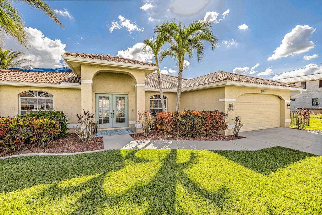 Canal front home with pool private dock kayaks & washer & dryer snowbirds welcomed