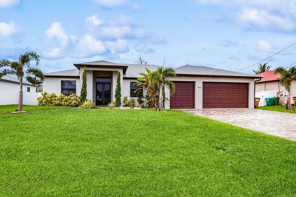 Charming dog friendly home with pool fireplace fast WiFi & washer & dryer
