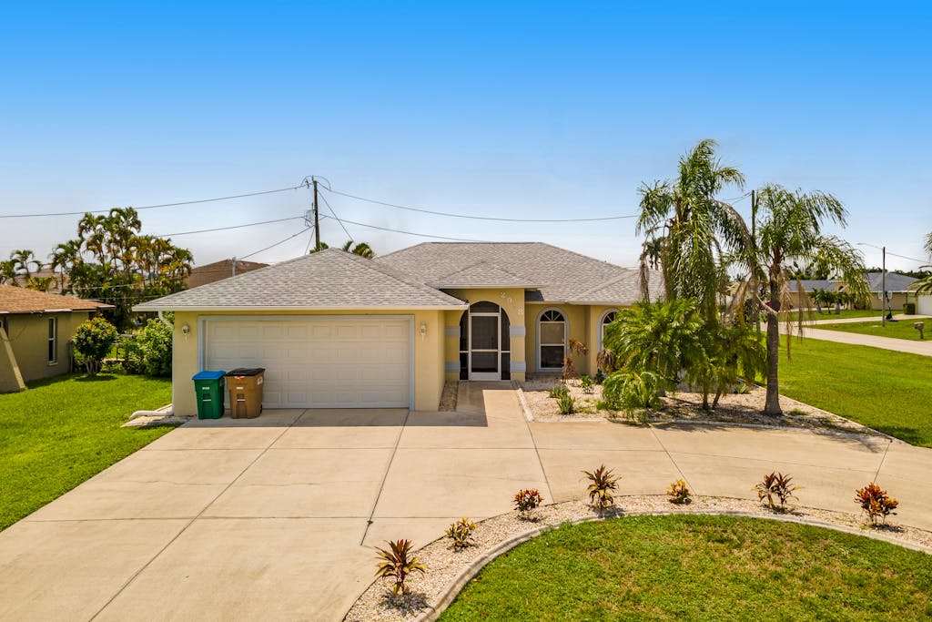 Spacious home with a private pool pool spa washer & dryer & AC