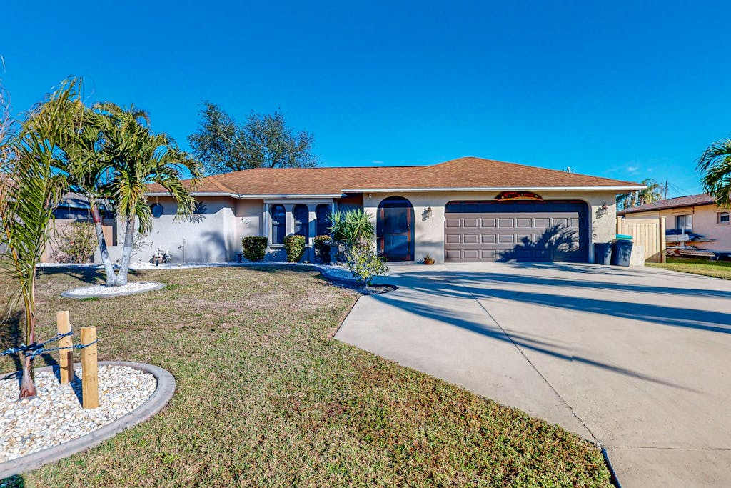 Dog friendly home with a private heated pool screened lanai washer & dryer & AC