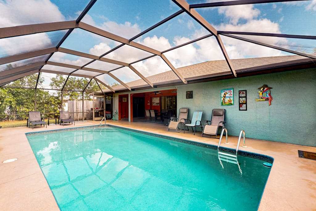 Coastal home near downtown with private pool patio grill washer & dryer cable Dogs ok