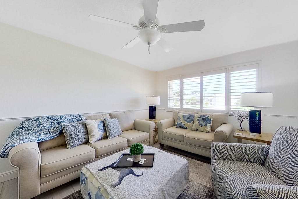 Dog friendly home with screened lanai central AC & washer & dryer