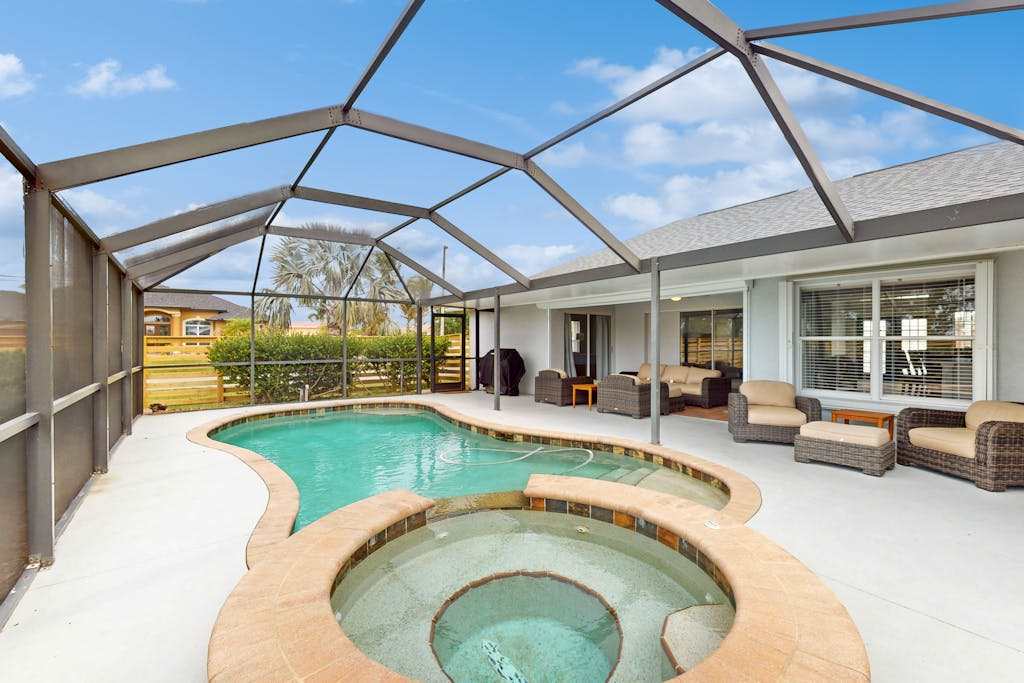 Newly remodeled home with private pool & pool spa gas grill & washer & dryer dogs ok