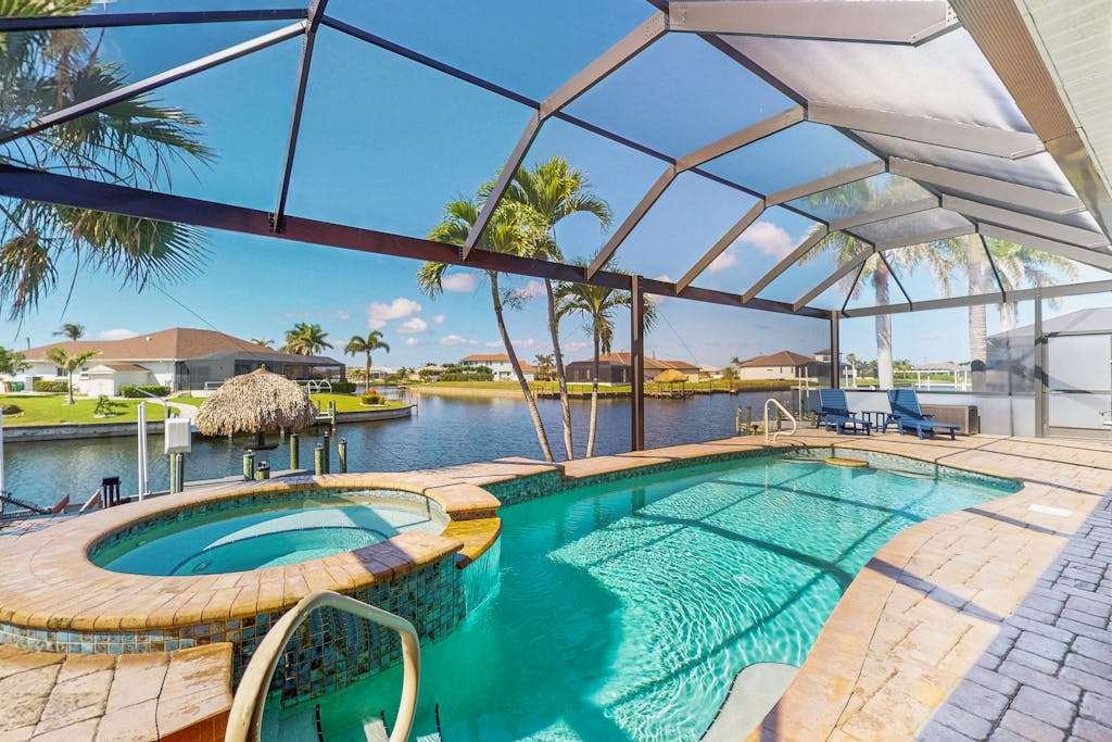 Cozy luxurious home with private pool spa washer & dryer & WiFi