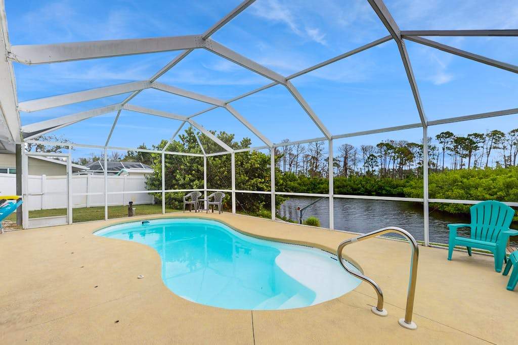 Waterfront & ground floor home with free WiFi dock pool & central AC