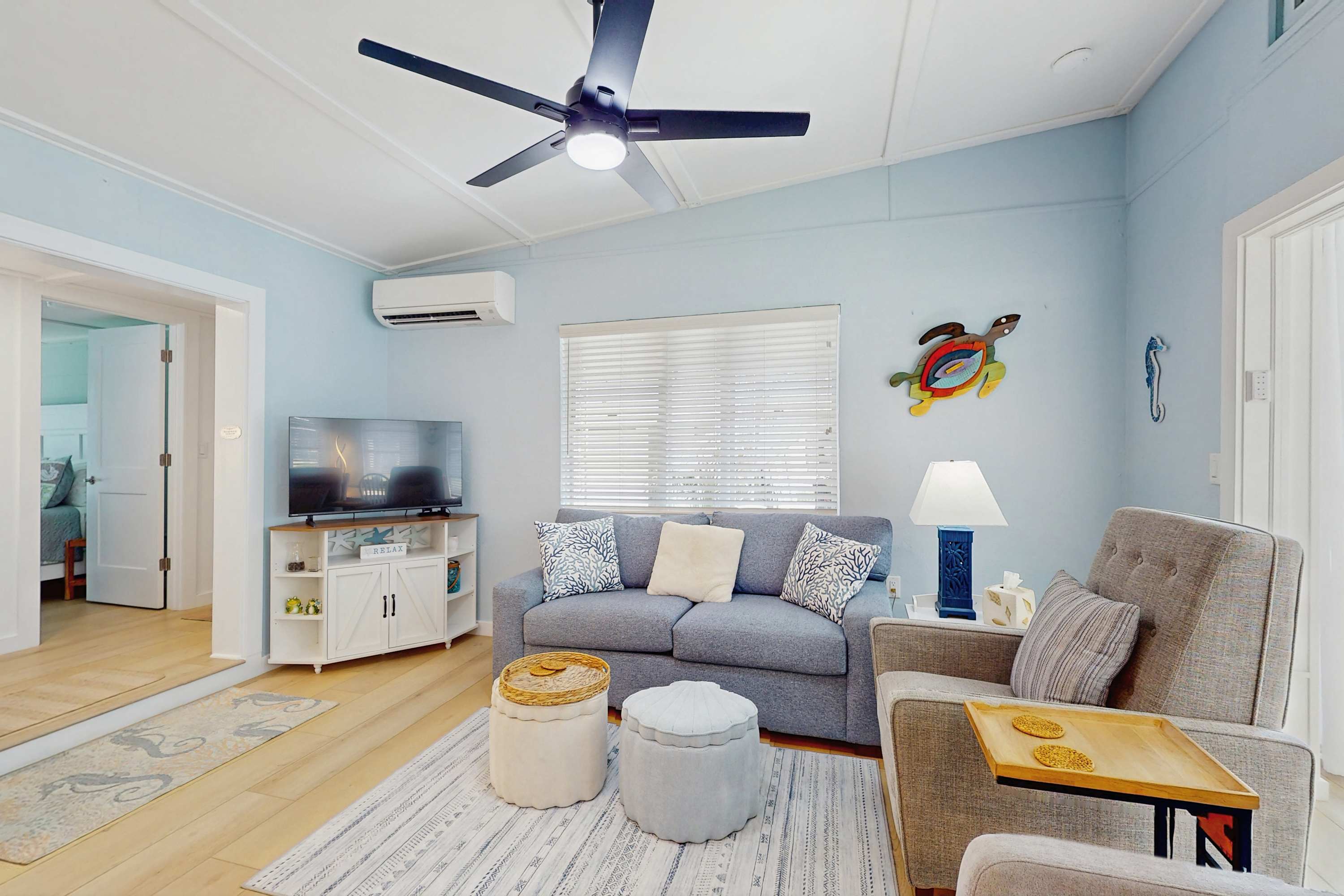 Old Florida bungalow with WiFi AC washer & dryer & patio walk to beach