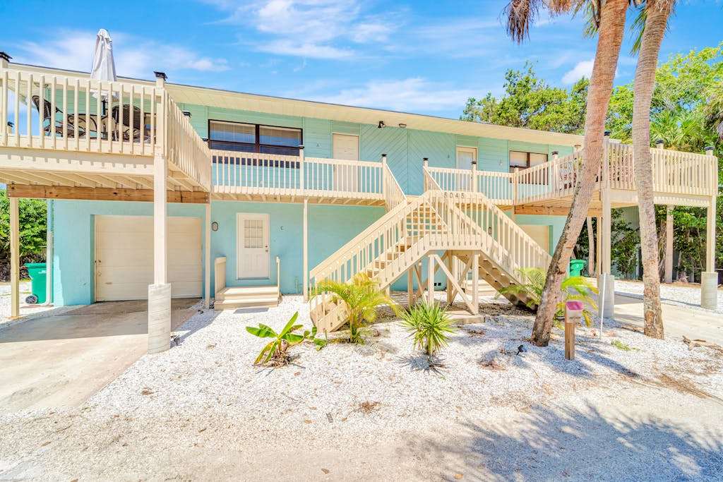 Blissful Beach Retreat A, Close to Beaches, Dog-Friendly, Private Deck
