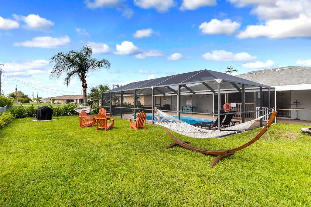 Dog friendly duplex with shared pool & great location full kitchen AC & washer & dryer