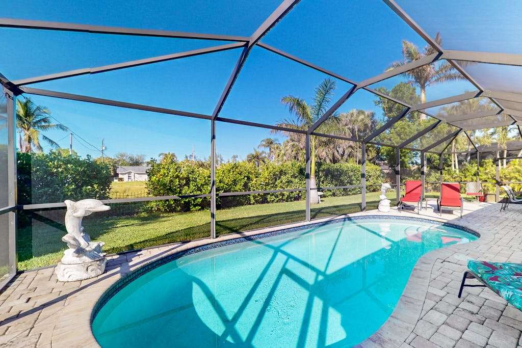Cozy home with private heated pool lanai & washer & dryer