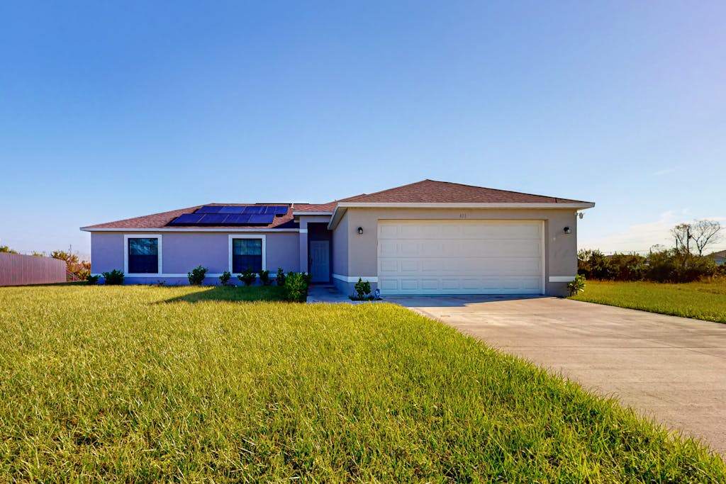 Cozy Home with backyard canal view fully equipped kitchen dog friendly