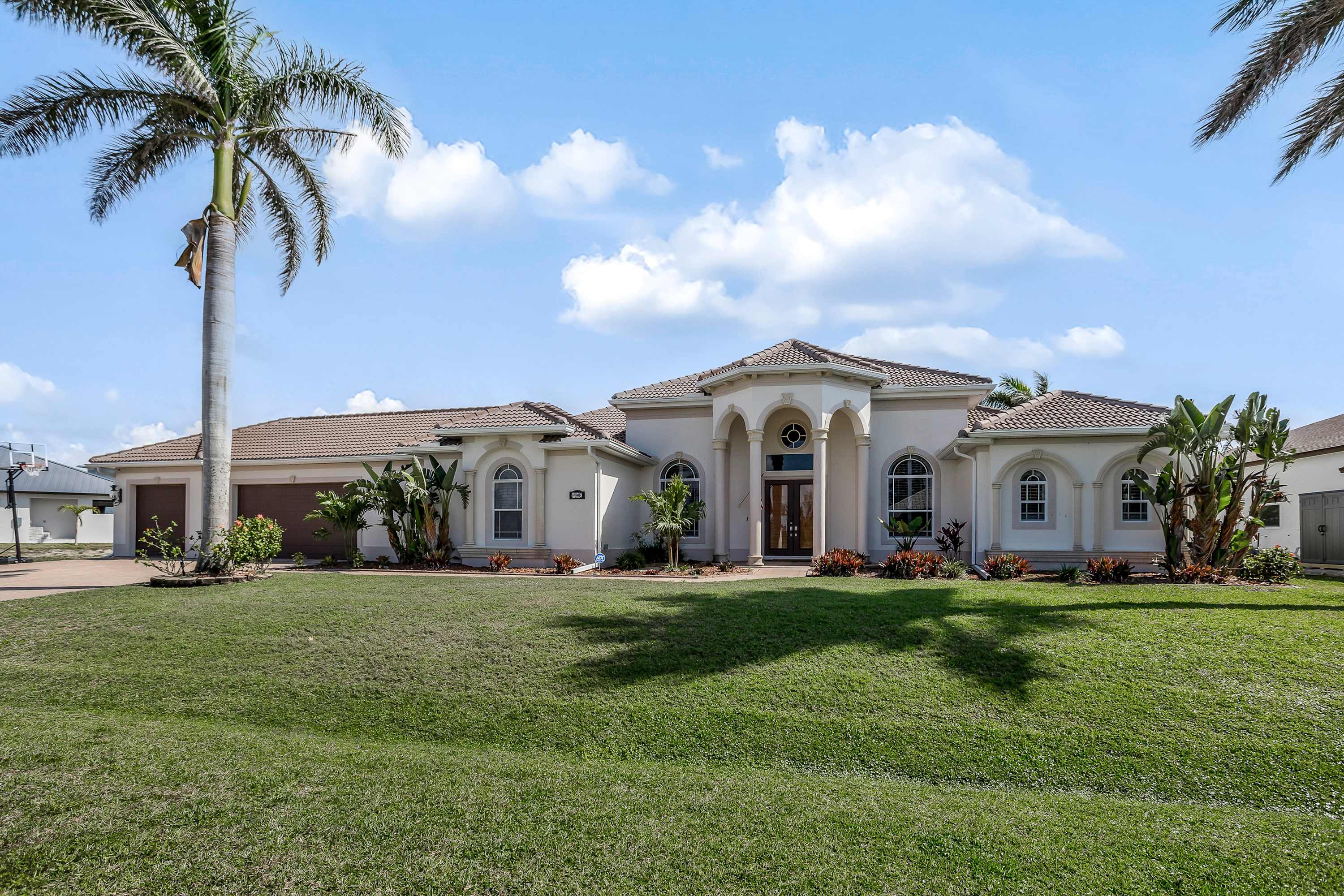 Waterfront Paradise with Pool Spa Kayaks Bikes Game Room & more