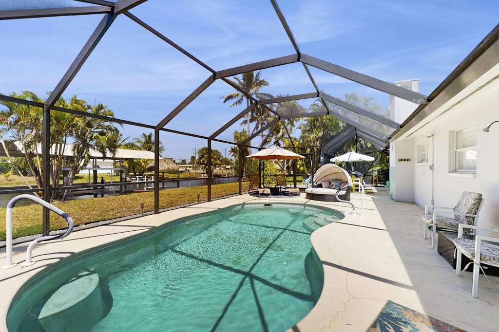 Relaxing retreat with private pool washer & dryer & family friendly amenities