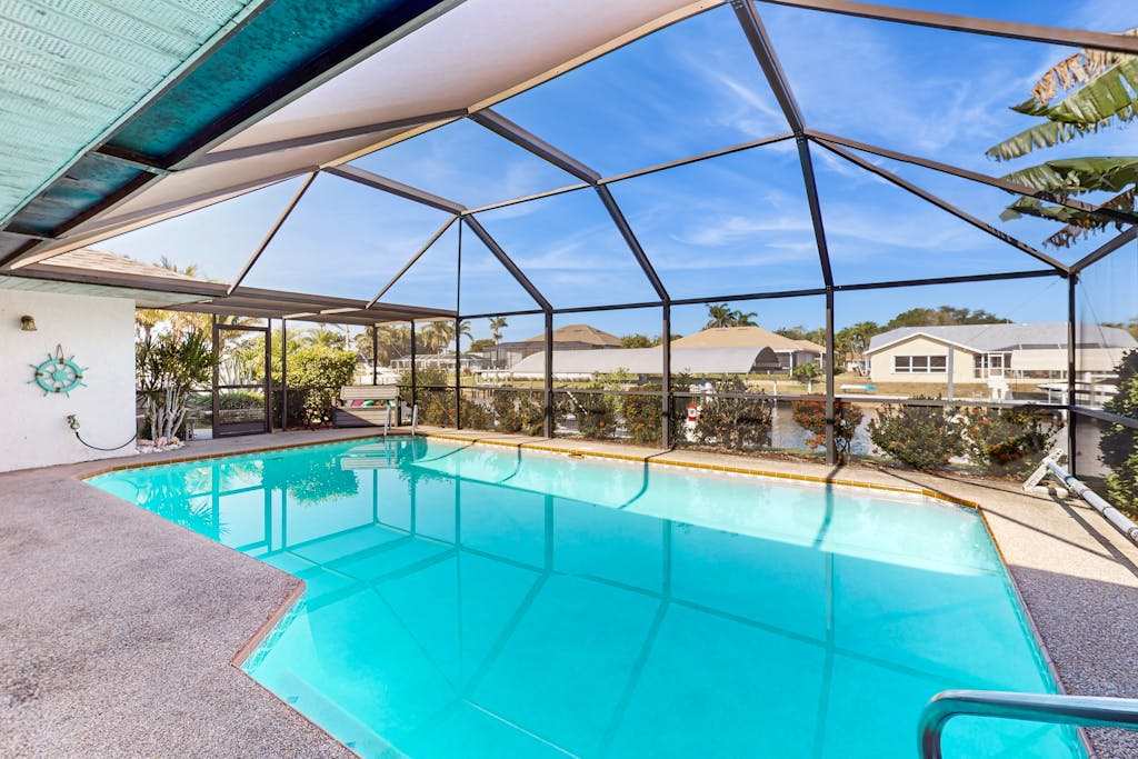 Easy Access to the Caloosahatchee River !  Saltwater Pool !
