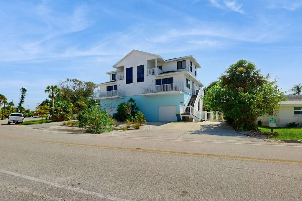 Beautiful duplex with private washer & dryer WiFi & close to the beach