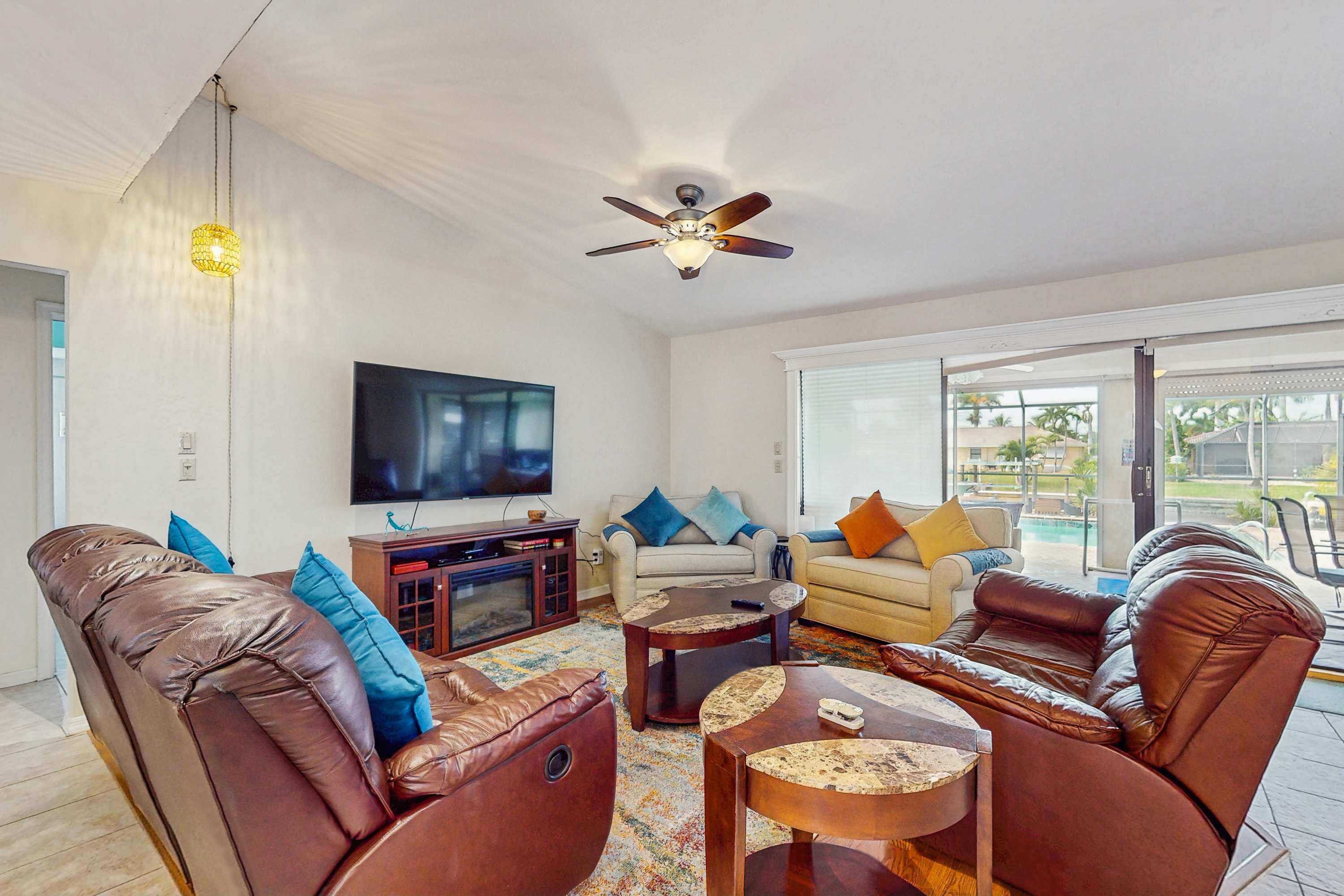 Canal front home with private pool lanai & washer & dryer