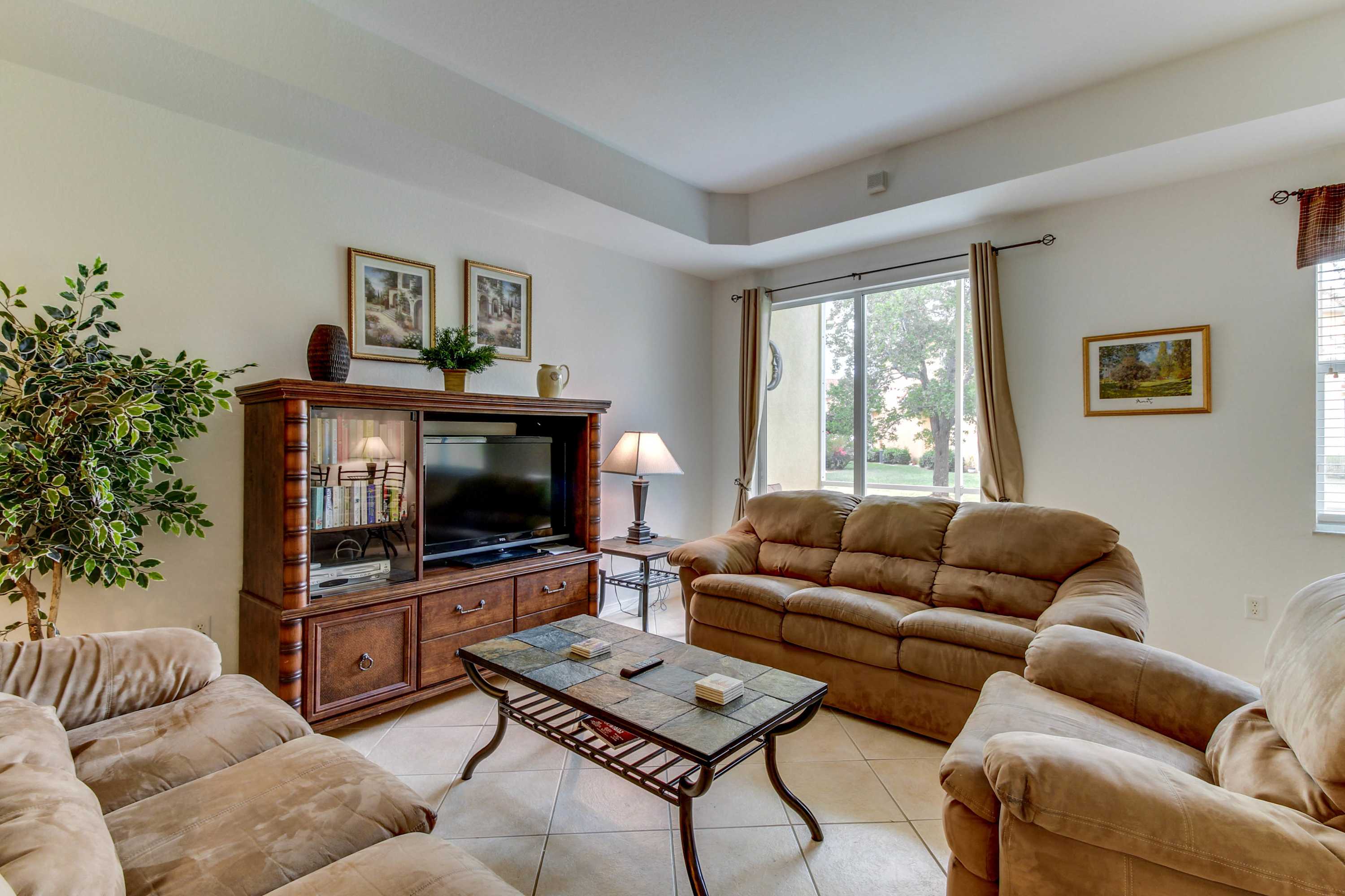 Family Friendly Townhouse with Shared Pool Close to Golf & Beach
