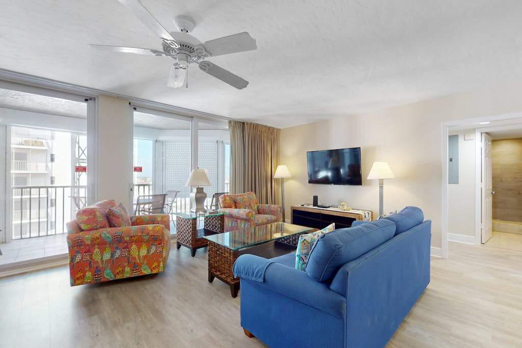 Spacious gulf view condo with shared pool hot tub & tennis courts