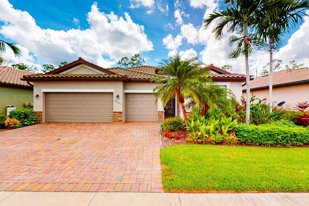 Spacious home with enclosed lanai WiFi AC WD pool tennis court & gym