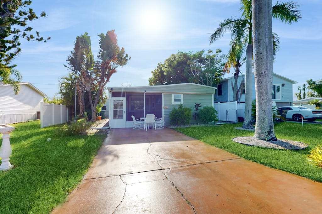 Dog friendly hideaway with bikes patio grill streaming central AC & washer & dryer