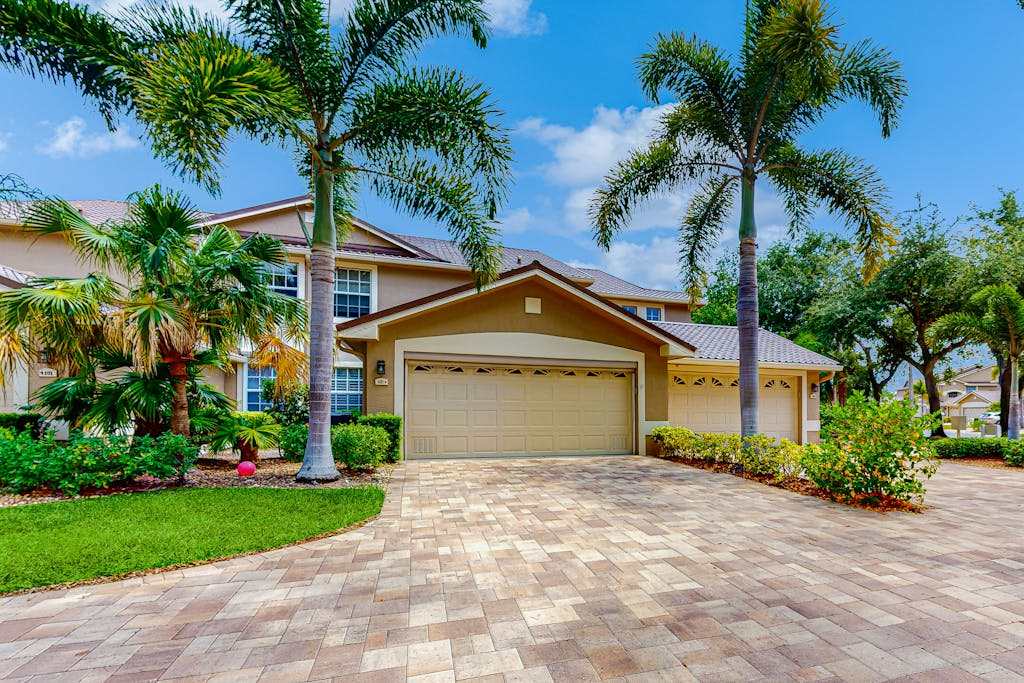 Chic Gulf Villa with Pools Hot Tub Sports Courts Fishing Pier just Mins to Beach