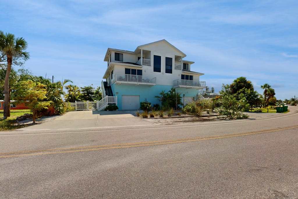 Beautiful duplex with private washer & dryer WiFi & close to the beach