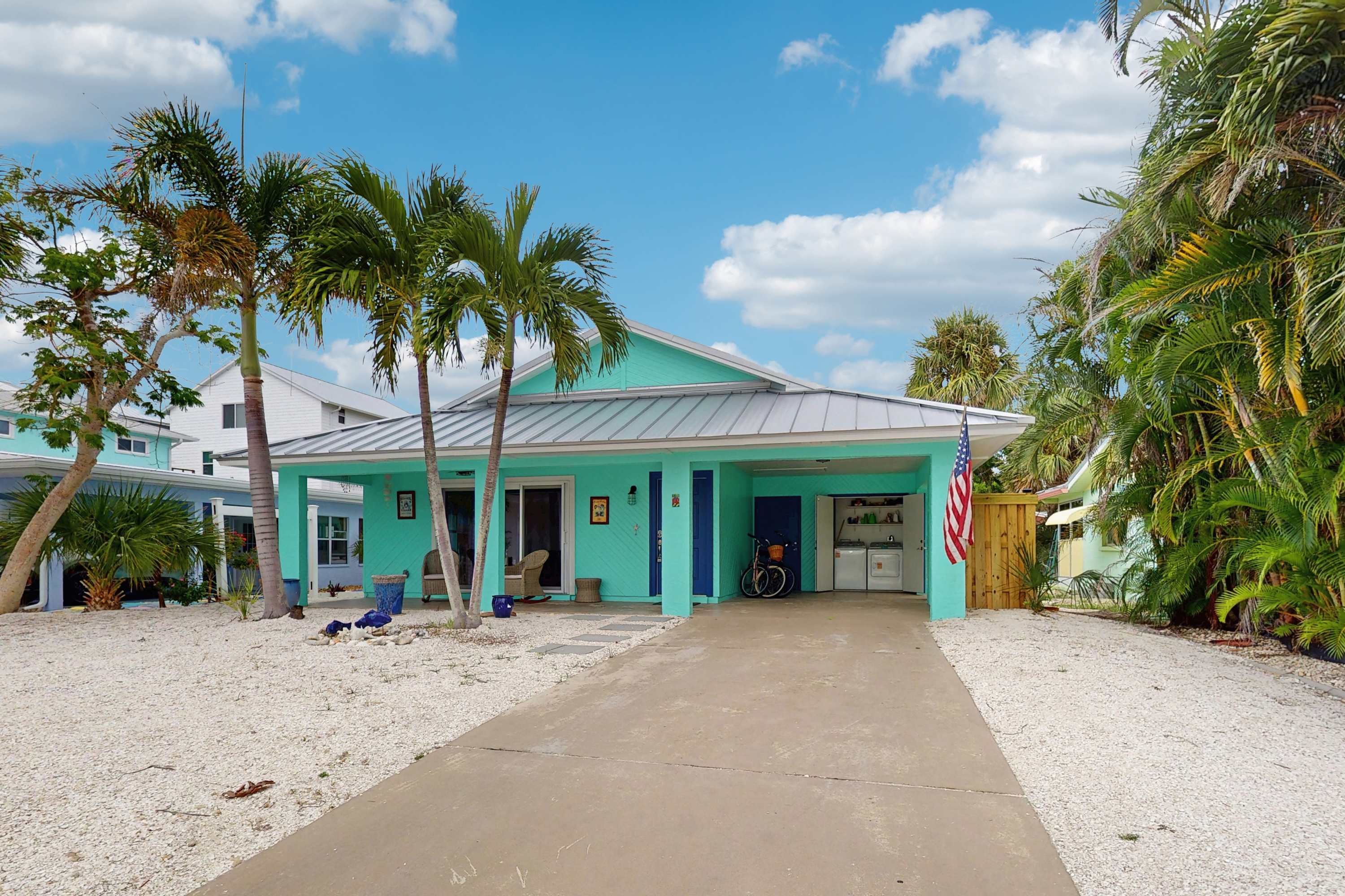 Single story home with private yard AC & washer & dryer walk to beach & dog friendly